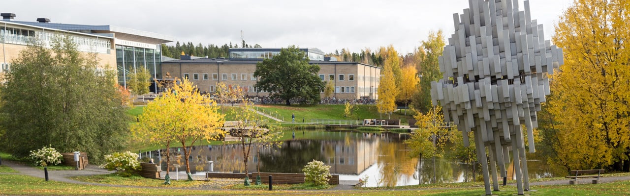 Höstfärger på campus.