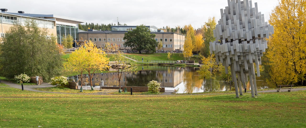 Höstfärger på campus.