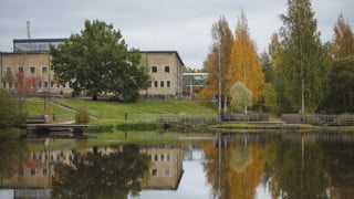 Campus i höstfärger. Vy över dammen mot Universitetsbiblioteket.
