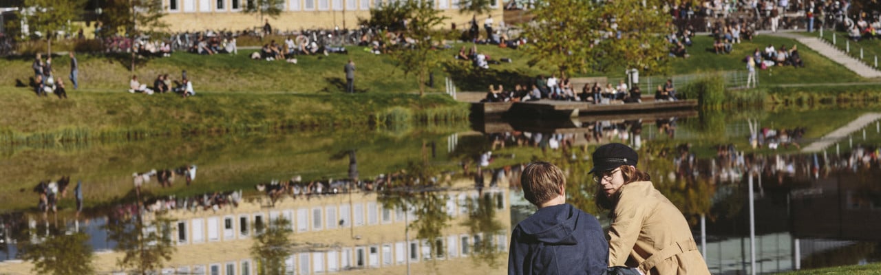Bild på studenter på campus