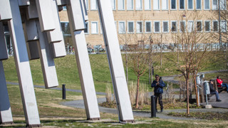 Bild på campus om våren