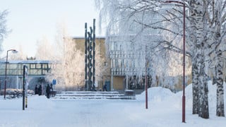 Bild på campus vintertid