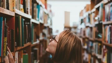 Kvinna på bibliotek