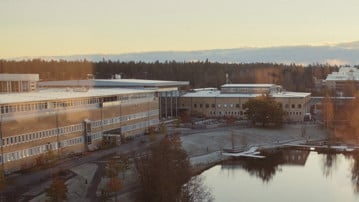 Fotografi på campusdammen en höstdag
