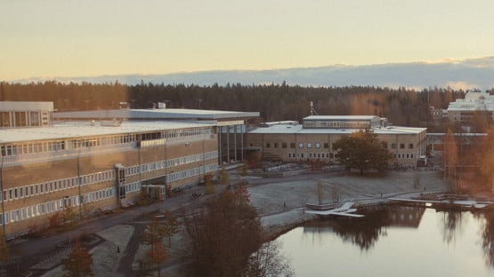 Fotografi på campusdammen en höstdag