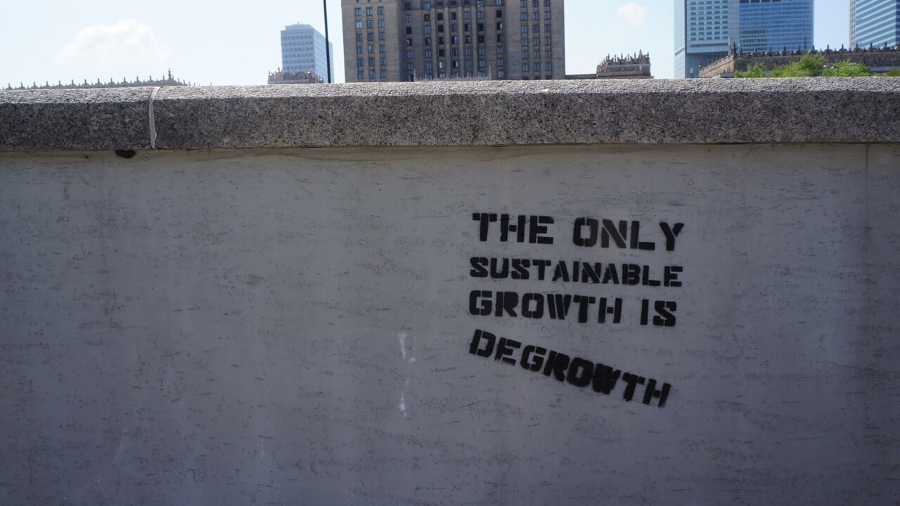 Mur där det står "The only sustainable growth is degrowth"