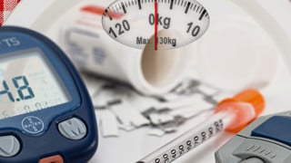 Kollage som beskriver diabetes kopplat till vikt och kosthållning.