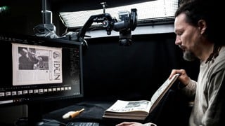 Person som digitaliserar en tidskrift
