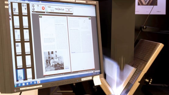 Digitaliseringsrobot som skannar in en bok