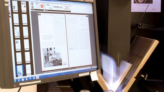 Digitaliseringsrobot som skannar in en bok