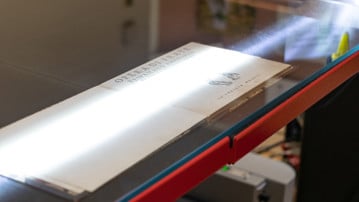 Digitiseringsmaskin som skannar bok