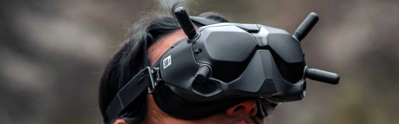 Person med ett drönarheadset i skogen.