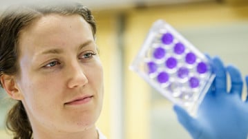 Ebba Rosendal, doktorand vid Institutionen för klinisk mikrobiologi, studerar ett antikroppsprov.