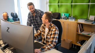 Bild på studenten Edvin Fogelberg på Tyréns träkonstruktioinsavdelning i samspråk med konstruktören Daniel Risberg