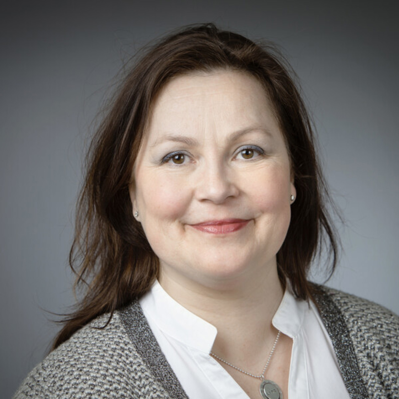 Porträtt på Annika Egan Sjölander, docent och lektor i medie- och kommunikationsvetenskap, Umeå Universitet.