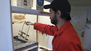 Bild på Taner Tümtürk, student i elektroniklabbet, Teknikhuset