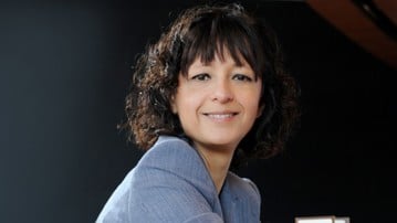 Porträtt bild av Emmanuelle Charpentier
