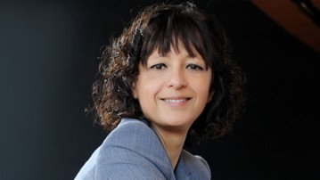 Porträtt bild av Emmanuelle Charpentier