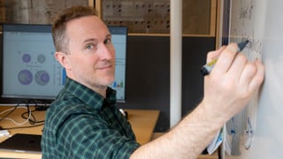 Man som skriver på en whiteboard