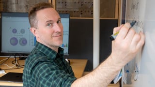 Man som skriver på en whiteboard