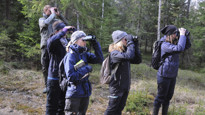 Biologistudenter på fågelexkursion