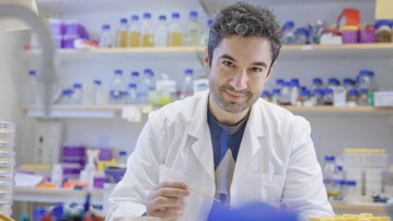 Porträtt på Felipe Cava, universitetslektor vid Institutionen för molekylärbiologi, Umeå universitet.