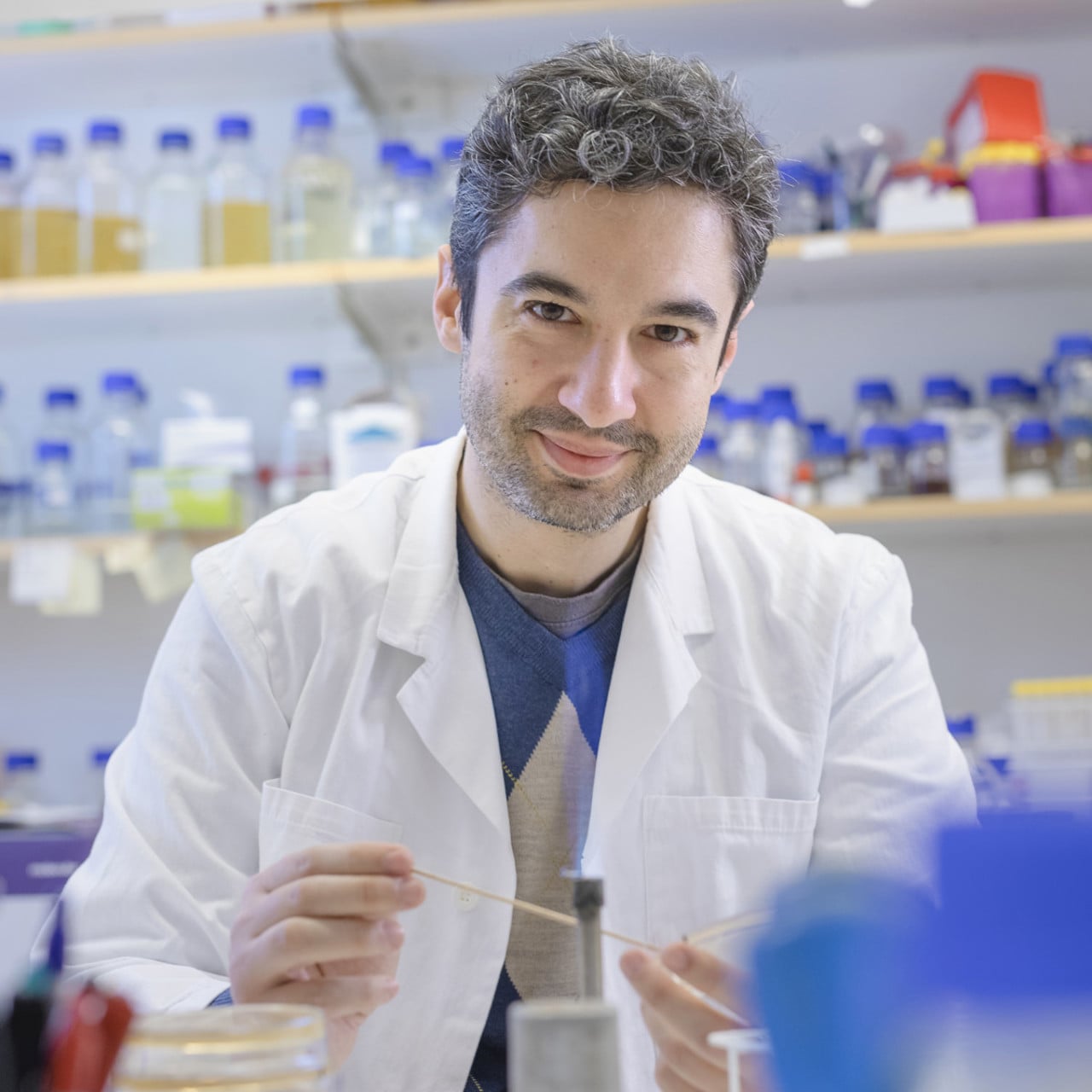 Porträtt på Felipe Cava, universitetslektor vid Institutionen för molekylärbiologi, Umeå universitet.