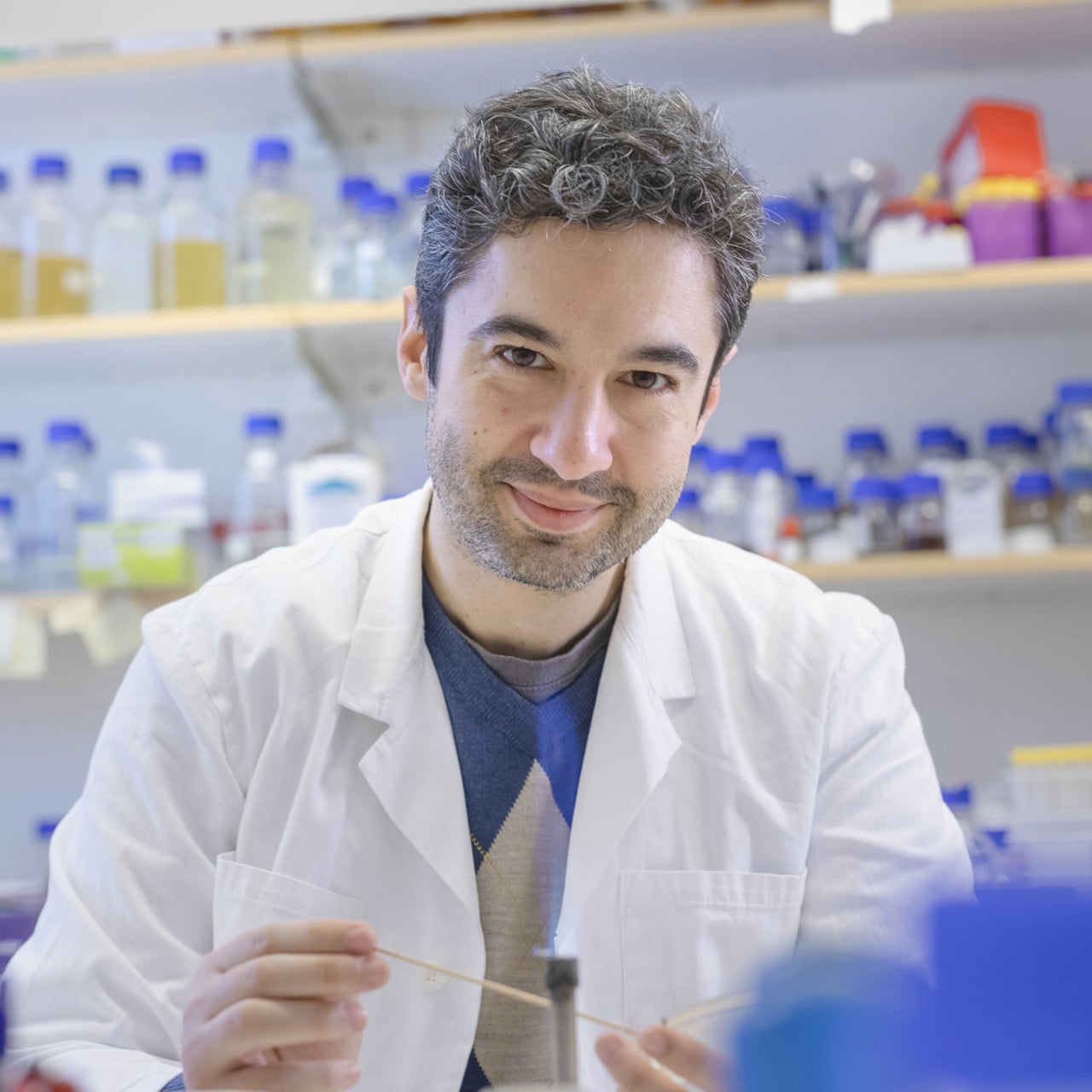 Porträtt på Felipe Cava, universitetslektor vid Institutionen för molekylärbiologi, Umeå universitet.