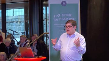 Forskaren Amir Sherif föreläser på Kafé Fika, VÄven, Umeå.
