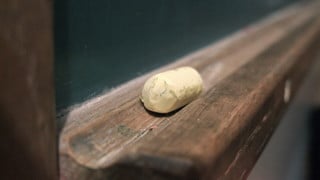Detaljbild på en äldre griffeltavla i en skolmiljö