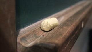 Detaljbild på en äldre griffeltavla i en skolmiljö