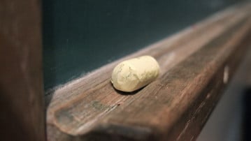 Detaljbild på en äldre griffeltavla i en skolmiljö