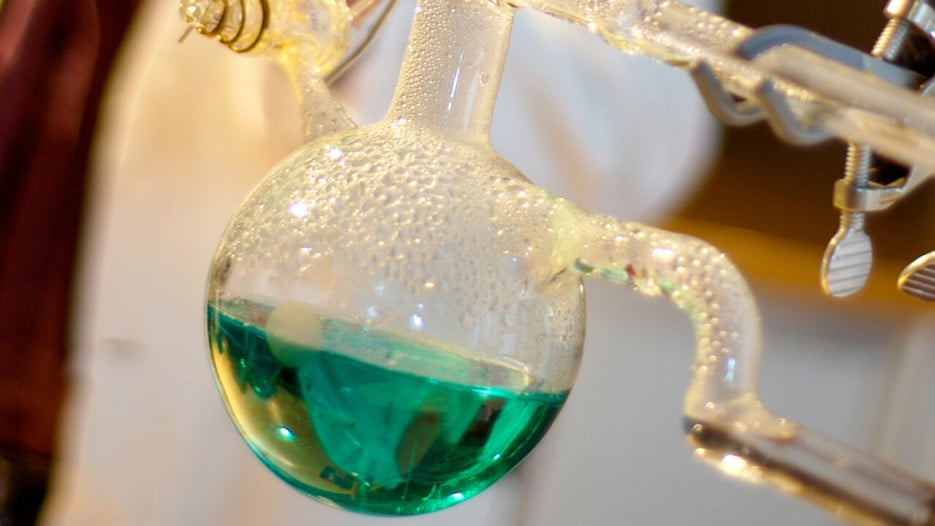 Detalj på vätska i glas från kemiexperiment.