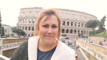 Porträttbild Sara Frigerio, Colosseum i bakgruden