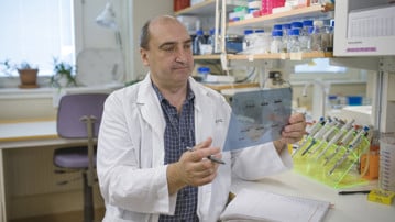 Porträtt av Matthew Francis, professor i bioteknik med inriktning mot molekylärgenetik, Institutionen för molekylärbiologi, Umeå universitet.