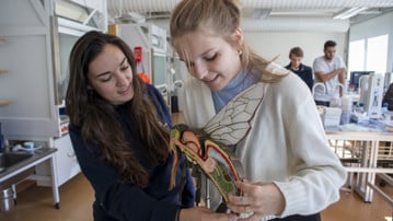 Bild på franska studenterna Marine Gueylard och Pauline Audru under Erasmuspraktik