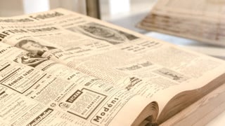 Uppslag över gamla tidningssidor