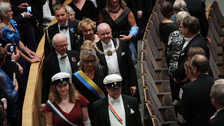 Studentmarskalkar går först i processionen vid Årshögtidens ceremoni.