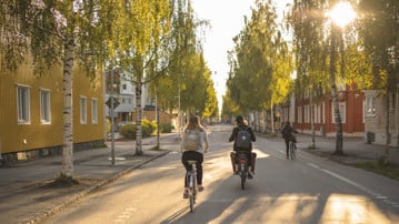 Tre studenter cyklar Öst på stan i Umeå