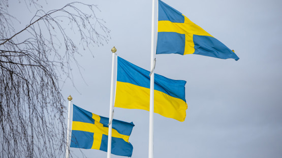 Svenska flaggor och ukrainsk flagga hissade på campus.