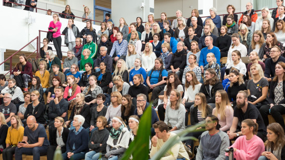 Deltagare motionerar vid Hälsans dag på campus september 2018.