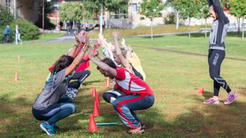 Deltagare motionerar vid Hälsans dag på campus september 2018.