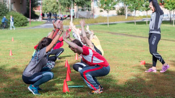 Deltagare motionerar vid Hälsans dag på campus september 2018.