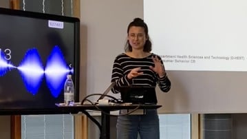 Hilde Wiser står och talar vid ett ståbord