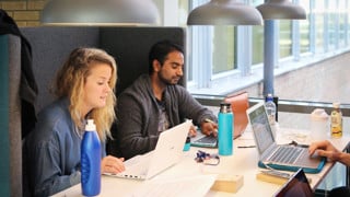 Bild på studenter i Humanisthuset