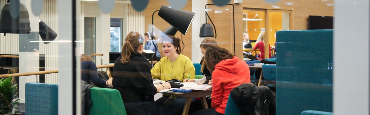 Bild på studenter i Humanisthuset