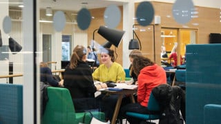 Bild på studenter i Humanisthuset