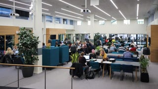 Bild på studenter i Vardagsrummet
