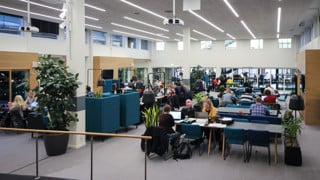 Bild på studenter i Vardagsrummet