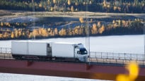 Långtradare kör över Höga kusten-bron.